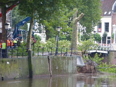 846987 Afbeelding van de gedeeltelijk ingestorte kademuur aan de Bemuurde Weerd O.Z. te Utrecht als gevolg van ...